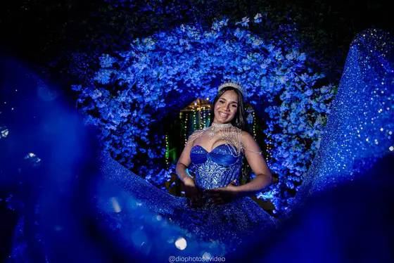 Debutante de azul no túnel de flores azuis